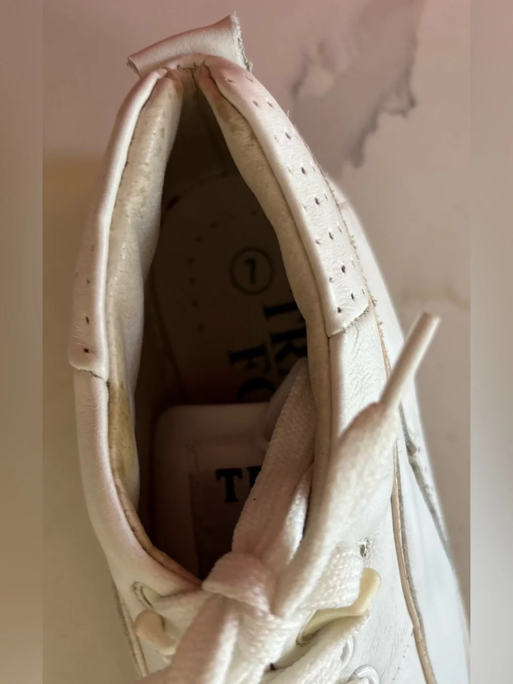 Travel Fox white sneakers size 7 back tab has a tear